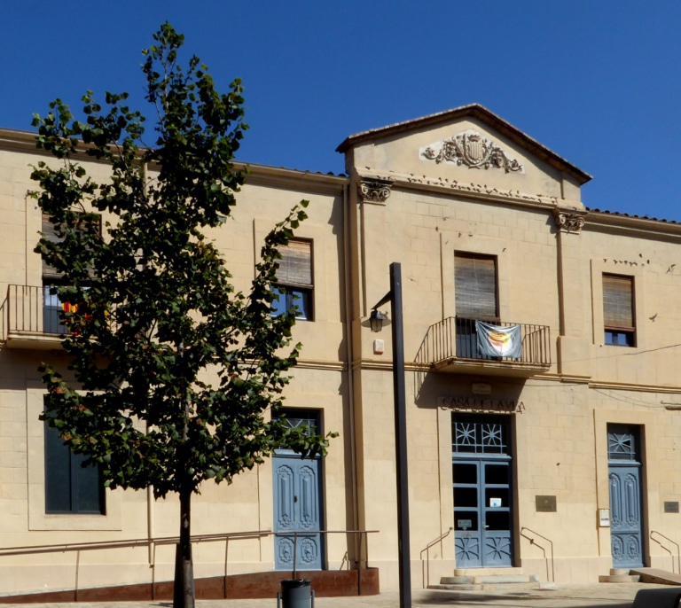 Un juez da 48 horas de plazo a la alcaldesa de Verges para que quite la bandera independentista y coloque la española