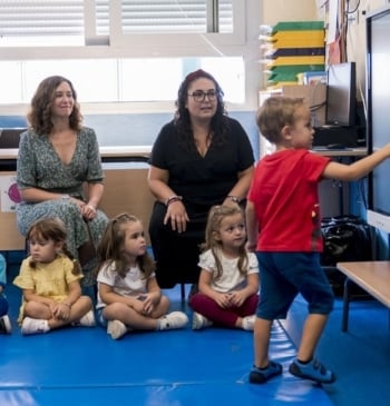 Ayuso elimina el uso individual de dispositivos digitales en colegios