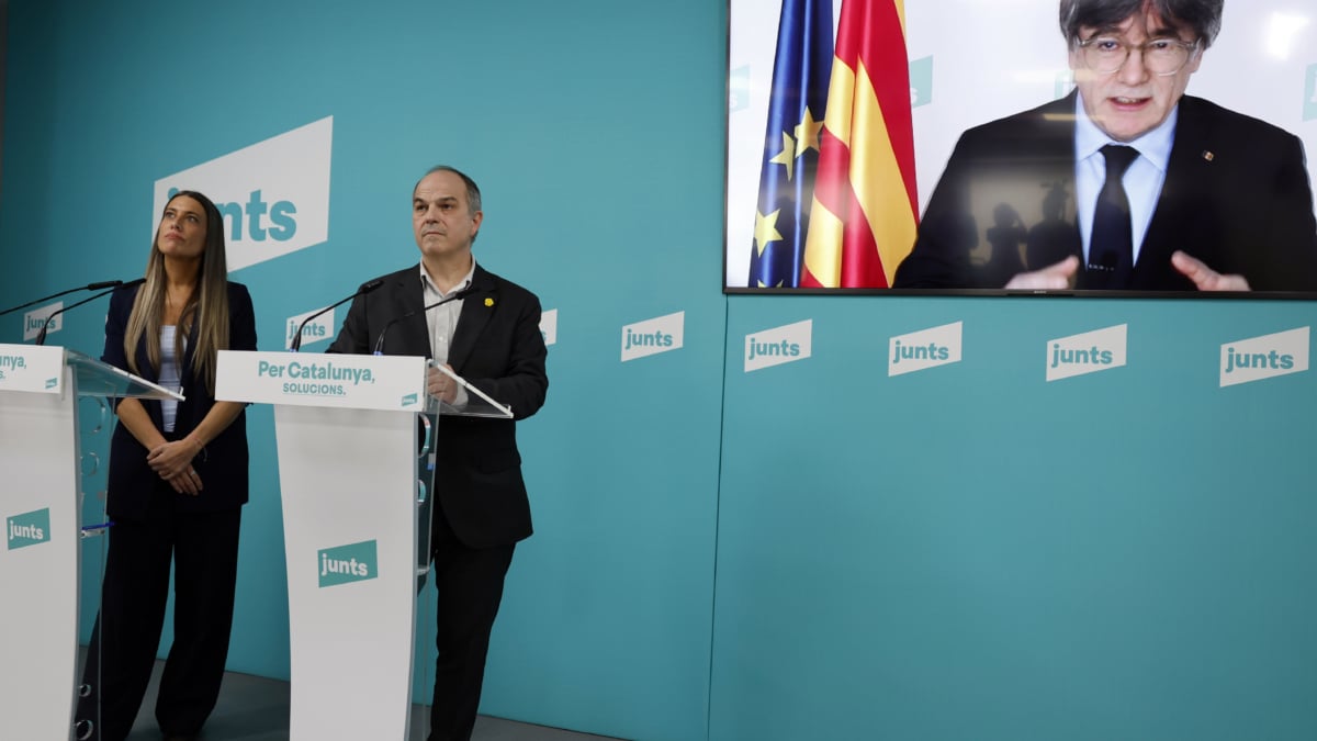 GRAFCAT4792. BARCELONA, 04/03/2025.- El secretario general de Junts, Jordi Turull, y la portavoz en el Congreso, Miriam Nogueras, durante la rueda de prensa que han ofrecido este martes acompañados por el presidente del partido, Carles Puigdemont, por videoconferencia, en la que han reivindicado la delegación "integral" de la gestión de la inmigración a Cataluña porque se trata de "una competencia que normalmente ejercen los estados", y ha avanzado que, una vez asumidas, Cataluña "estará mucho más preparada para su futuro como nación". EFE/Toni Albir