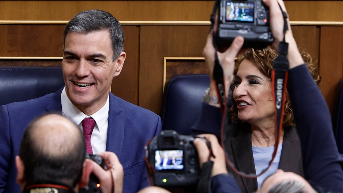 MADRID, 19/03/2025.- El presidente del Gobierno, Pedro Sánchez y la vicepresidenta primera del Gobierno, María Jesús Montero, al inicio de la sesión de control al Ejecutivo que tiene lugar este miércoles en el Congreso. EFE/ Chema Moya