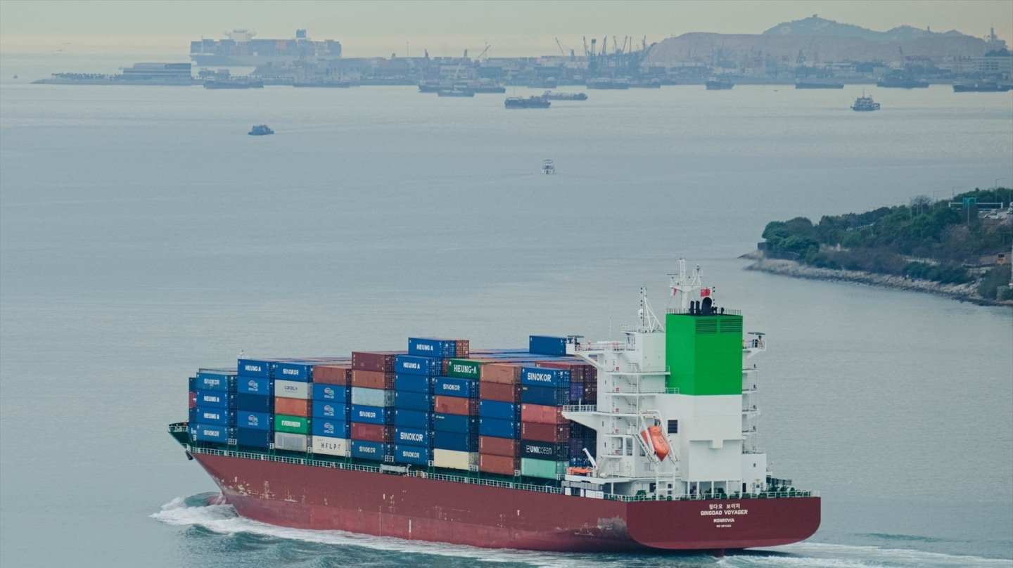 Un barco carguero transporta contenedores en el Canal Rambler, cerca de la isla de Lantau, en China.