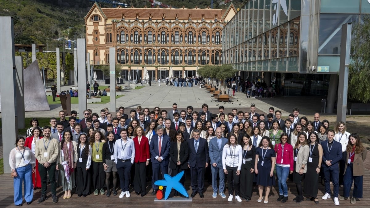 Foto de familia de los beneficiarios de las becas de Fundación ”la Caixa”.