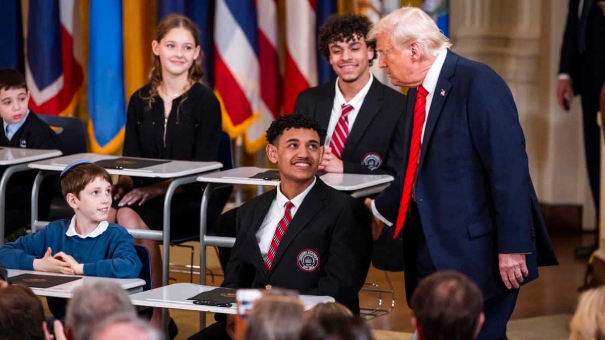 El presidente de EEUU se rodea de niños para firmar una orden ejecutiva con la que exige el desmantelamiento del Departamento de Educación.