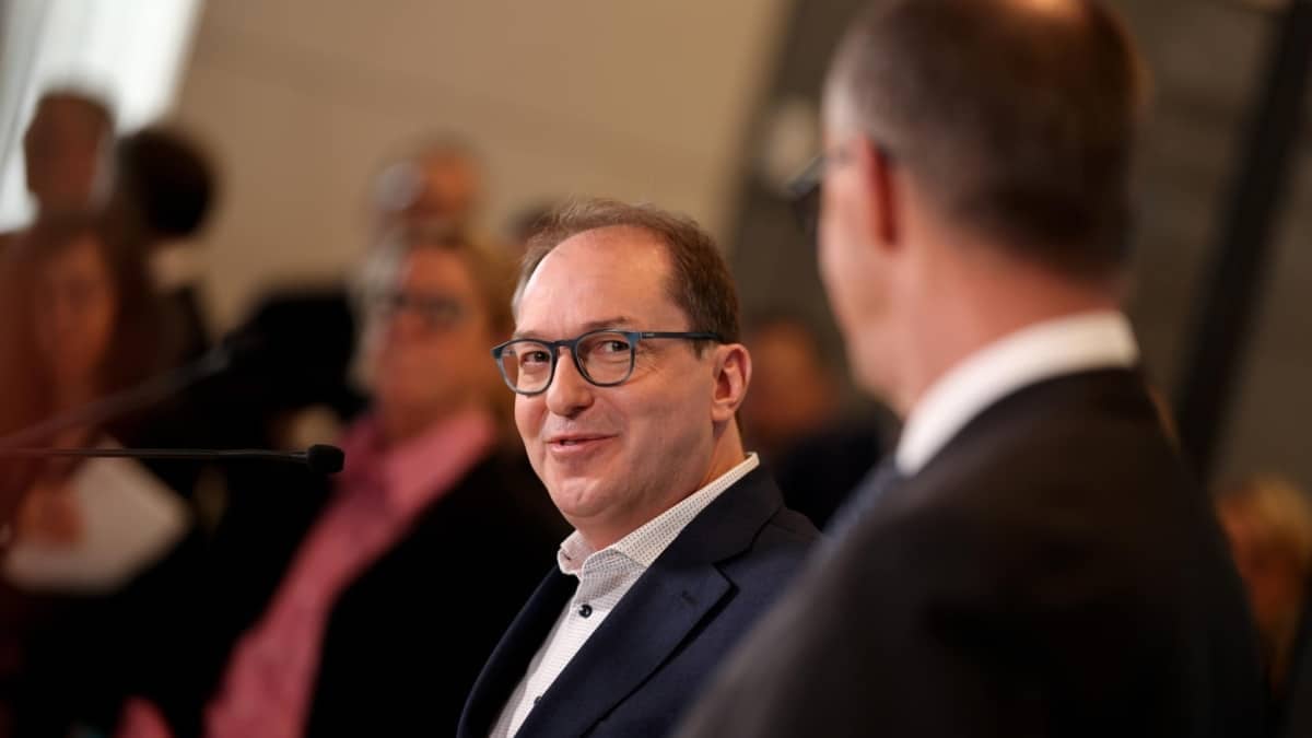 Alexander Dobrindt junto a Friedrich Merz .