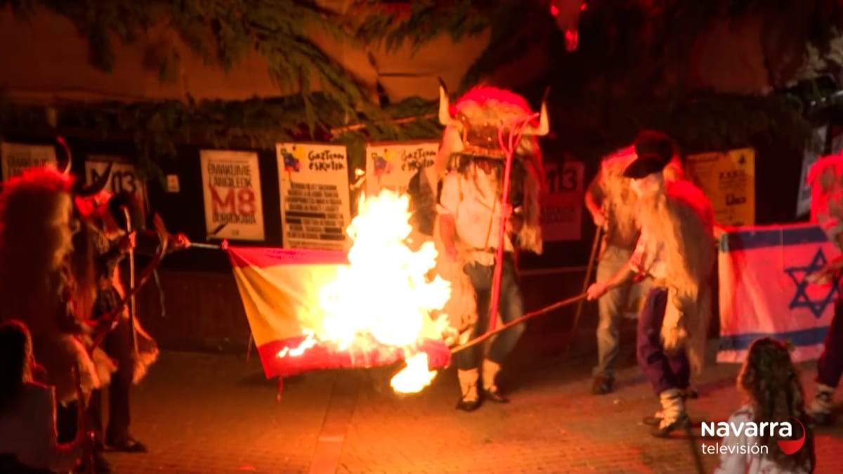 Martes de carnaval en Alsasua: los 'momotxorros' queman una bandera de España