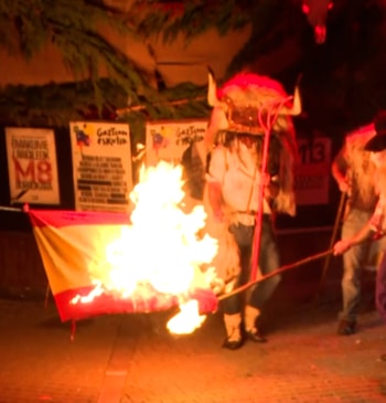 Martes de carnaval en Alsasua: los 'momotxorros' queman una bandera de España