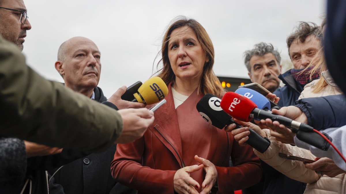 La alcaldesa de València, María José Catalá, durante la presentación este martes de los nuevos autobuses de la EMT