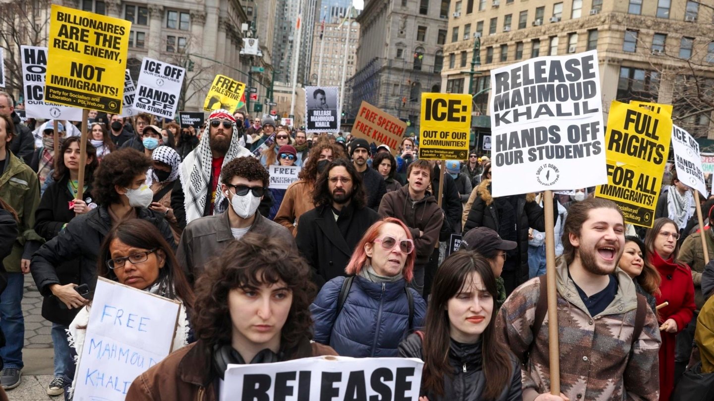 Manifestantes se reúnen en la plaza Foley, junto al juzgado donde estaba teniendo lugar una audiencia del caso del activista propalestino Mahmoud Khalil, en Nueva York.