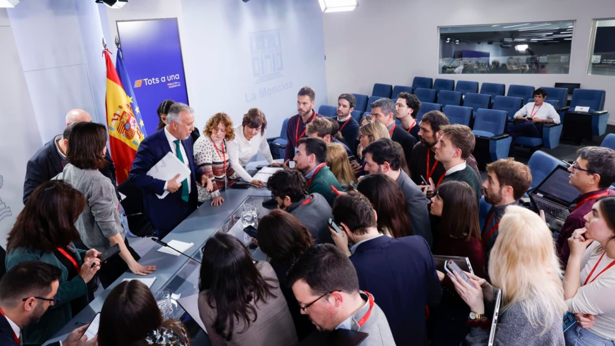 MADRID, 18/03/2025.- El ministro de Política Territorial y Memoria Democrática, Ángel Víctor Torres (i) habla con los periodistas tras la rueda de prensa posterios a la reunión del Consejo de Ministros celebrada este martes en el palacio de La Moncloa, en Madrid. EFE/Javier Lizón