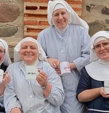 Las exmonjas de Belorado recogen firmas para evitar su desahucio del convento