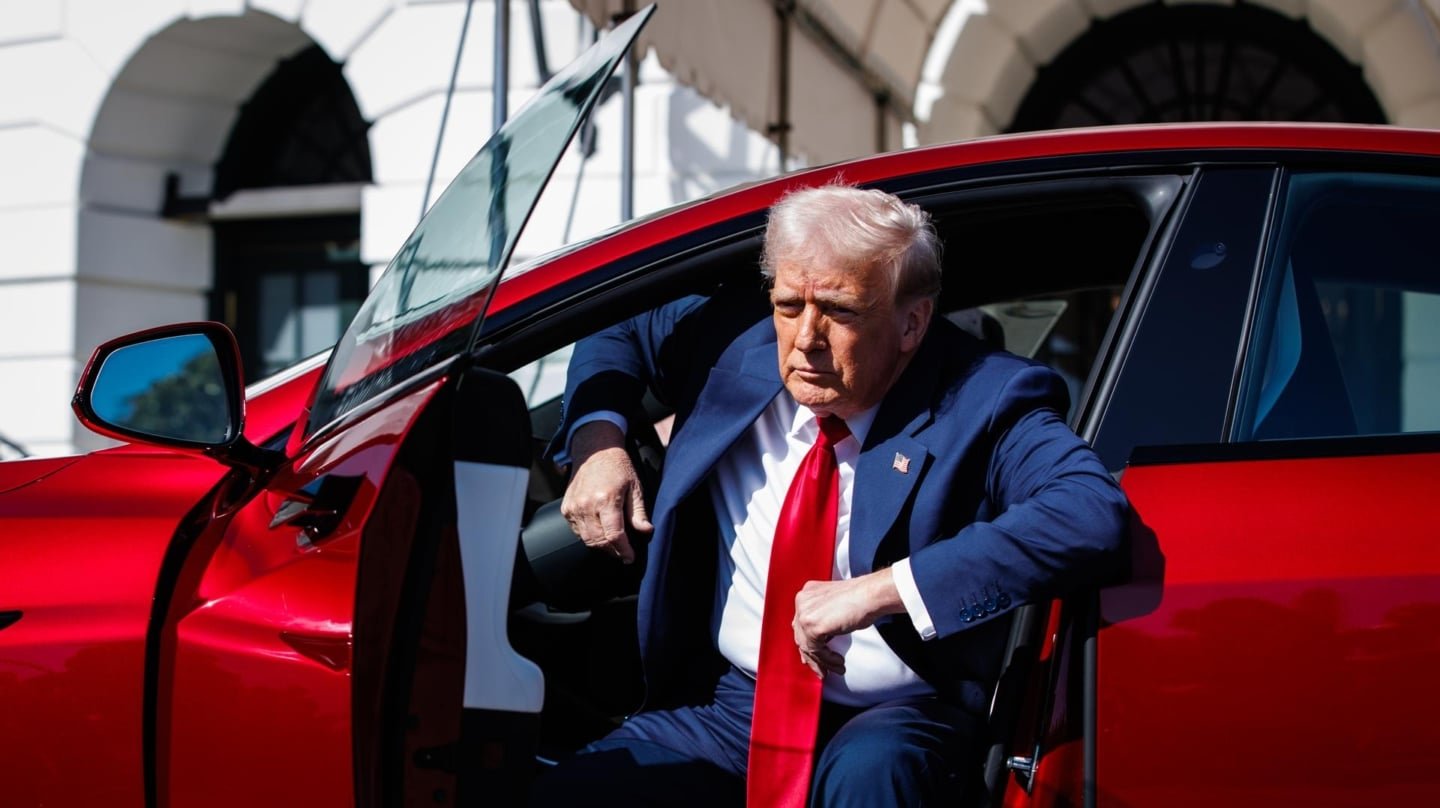 El presidente de EEUU, Donald Trump, se baja de un Tesla S en los jardines de la Casa Blanca, en Washington DC.