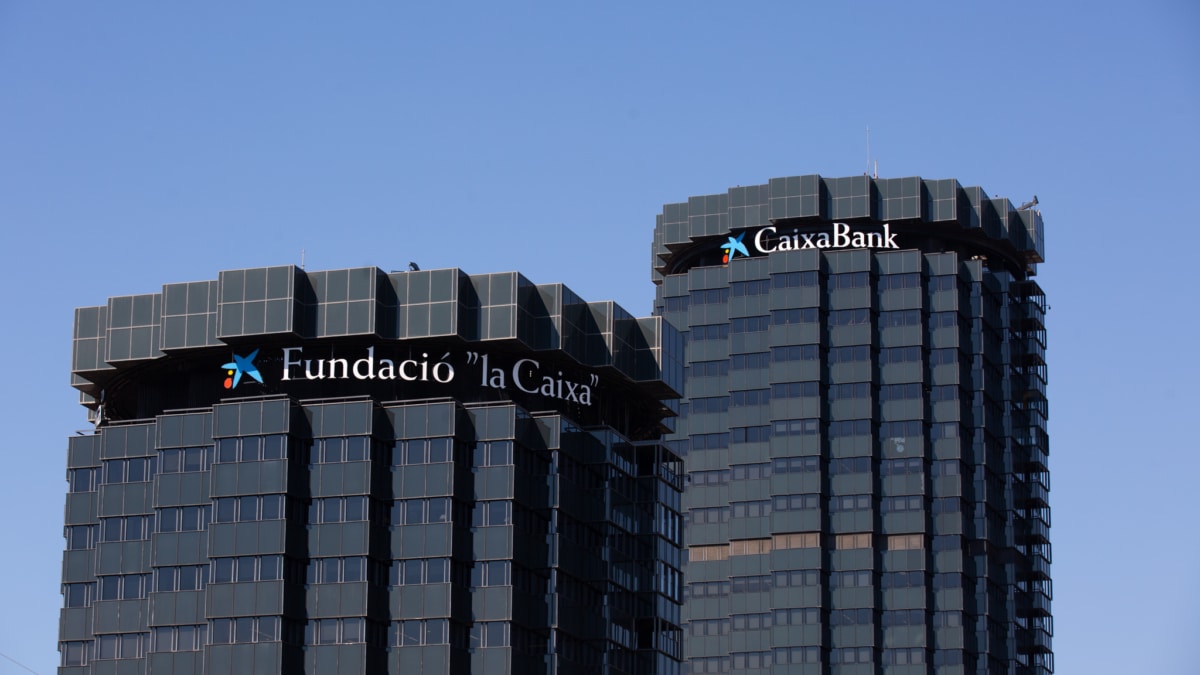 Fachada de la sede de CaixaBank y la Fundación La Caixa en la Avenida Diagonal de Barcelona.