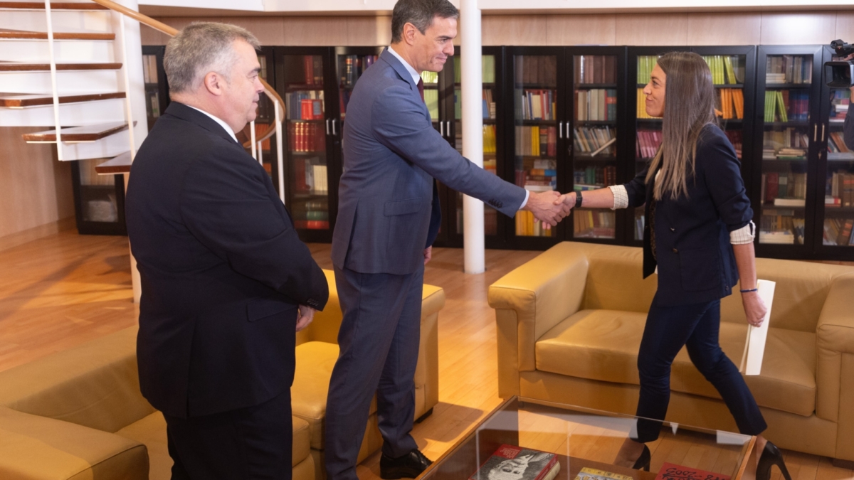 (Foto de ARCHIVO) (I-D) El secretario de Organización del Partido Socialista, Santos Cerdán y el presidente del Gobierno en funciones, Pedro Sánchez, reciben a la diputada de Junts, Miriam Nogueras, durante su ronda de contactos, a 13 octubre de 2023, en Madrid (España). El candidato del PSOE a la reelección, concluye hoy su primera ronda de contactos para tantear posibles apoyos a su investidura. Esta primera ronda finaliza con los encuentros con Junts, cuyo voto es clave, y su primera reunión con una representación de Bildu. Tras recibir el encargo del Rey, Sánchez inició una ronda de contactos en la que prevé reunirse con todos los grupos parlamentarios excepto Vox, además de sindicatos, patronal y asociaciones de varios sectores. Eduardo Parra / Europa Press 13 OCTUBRE 2023;RONDA;CONTACTOS;REUNIÓN;INVESTIDURA;PSOE;PARTIDO;SOCIALISTA;BILDU;JUNTS 13/10/2023