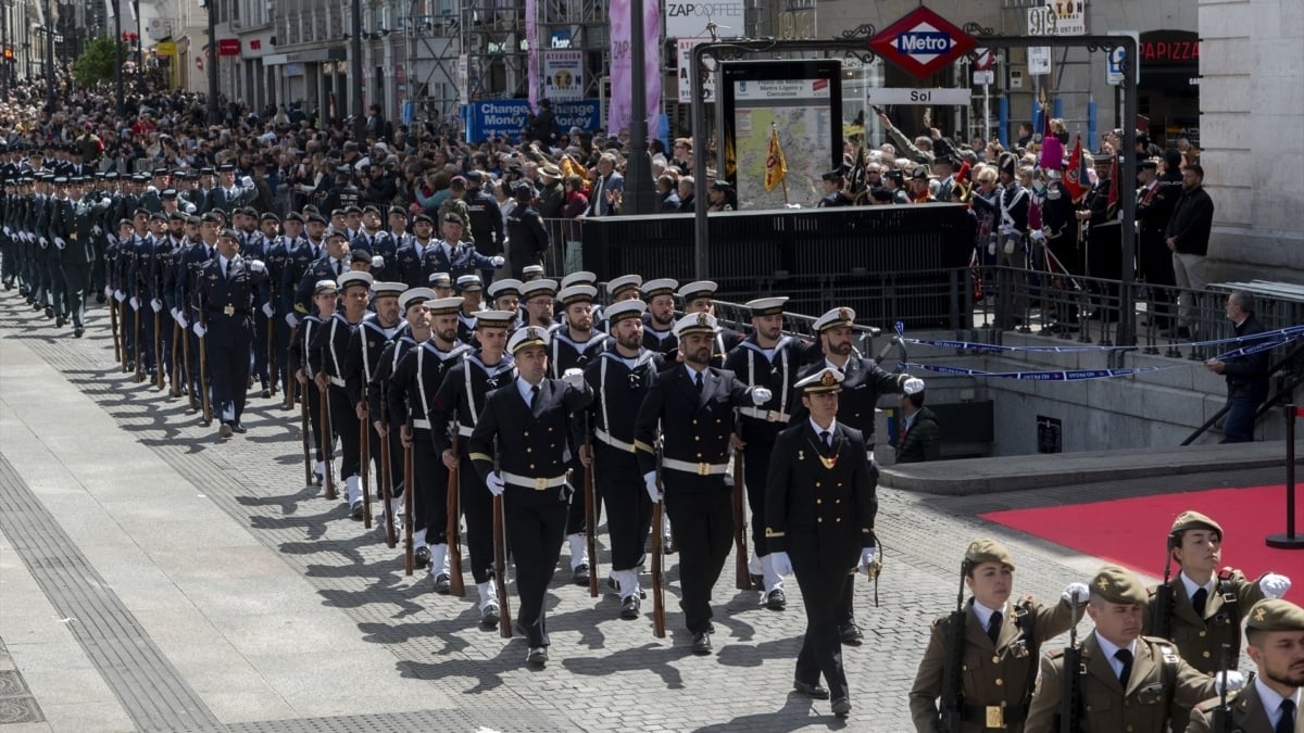 Ayuso asegura que el Gobierno va a "prohibir" por primera vez la parada militar en el Dos de Mayo: "Es dolorosísimo"