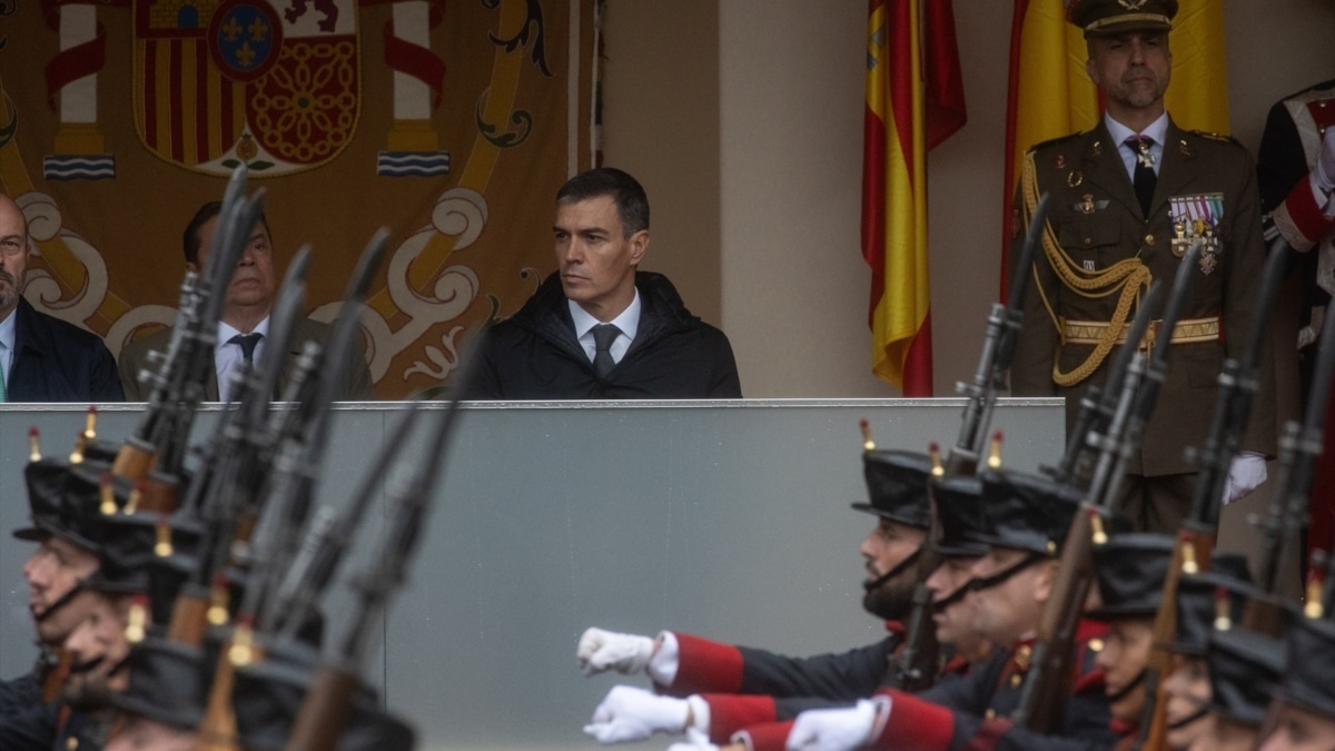 Pedro Sánchez, durante el desfile militar por el 12 de octubre, en 2024, en Madrid.