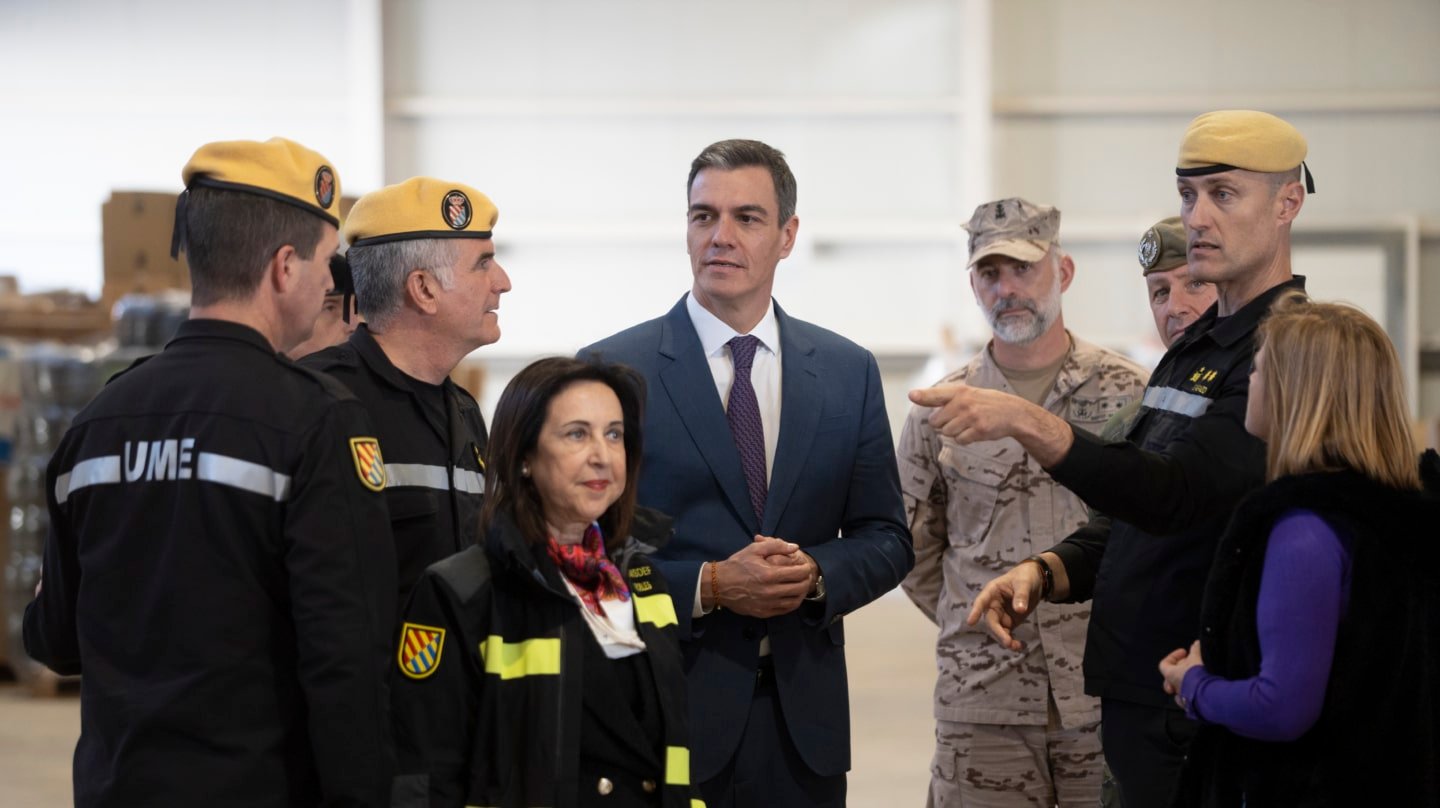 (Foto de ARCHIVO) El presidente del Gobierno, Pedro Sánchez (3d), y la ministra de Defensa, Margarita Robles (2i) visita las unidades del Ejército que colaboran en la ayuda y reconstrucción de la DANA en el Cuartel General Terrestre de Alta Disponibilidad de Bétera (CGTAD), a 23 de enero de 2025, en Bétera, Valencia, Comunidad Valenciana (España). El presidente del Gobierno regresa así a Valencia después de la visita que se saldó con incidentes en Paiporta y que realizó junto a los Reyes el pasado 3 de noviembre, unos días después de la catástrofe de la DANA. Jorge Gil / Europa Press 23/1/2025