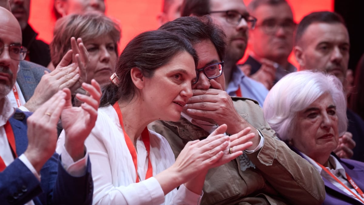 La asesora en el gabinete del Ministerio para la Transformación Digital y de la Función Pública, Pilar Sánchez Acera, y el secretario general del PSOE-M y ministro para la Transformación Digital y de la Función Pública, Óscar López, durante el 15º Congreso Regional del PSOE-M, en la Universidad Carlos III, a 2 de febrero de 2025, en Leganés, Madrid (España)