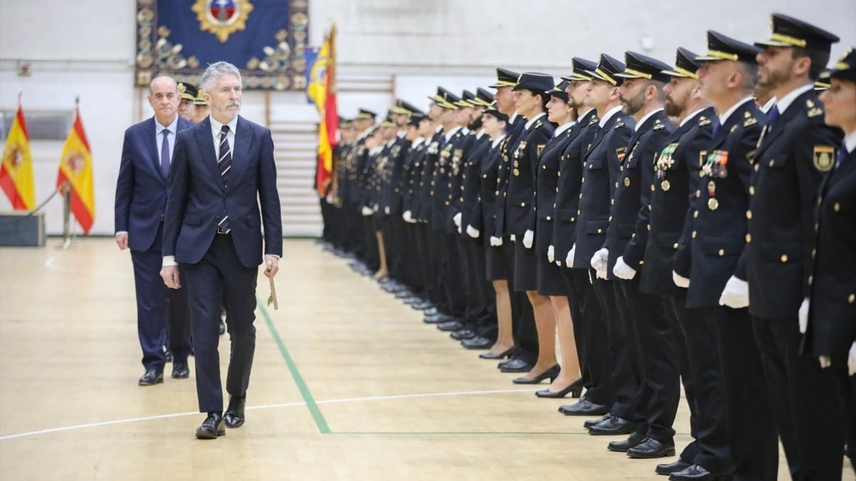 Un sindicato de Policía retira un premio a Marlaska por su “desplante permanente" en medio del traspaso de la inmigración a Cataluña