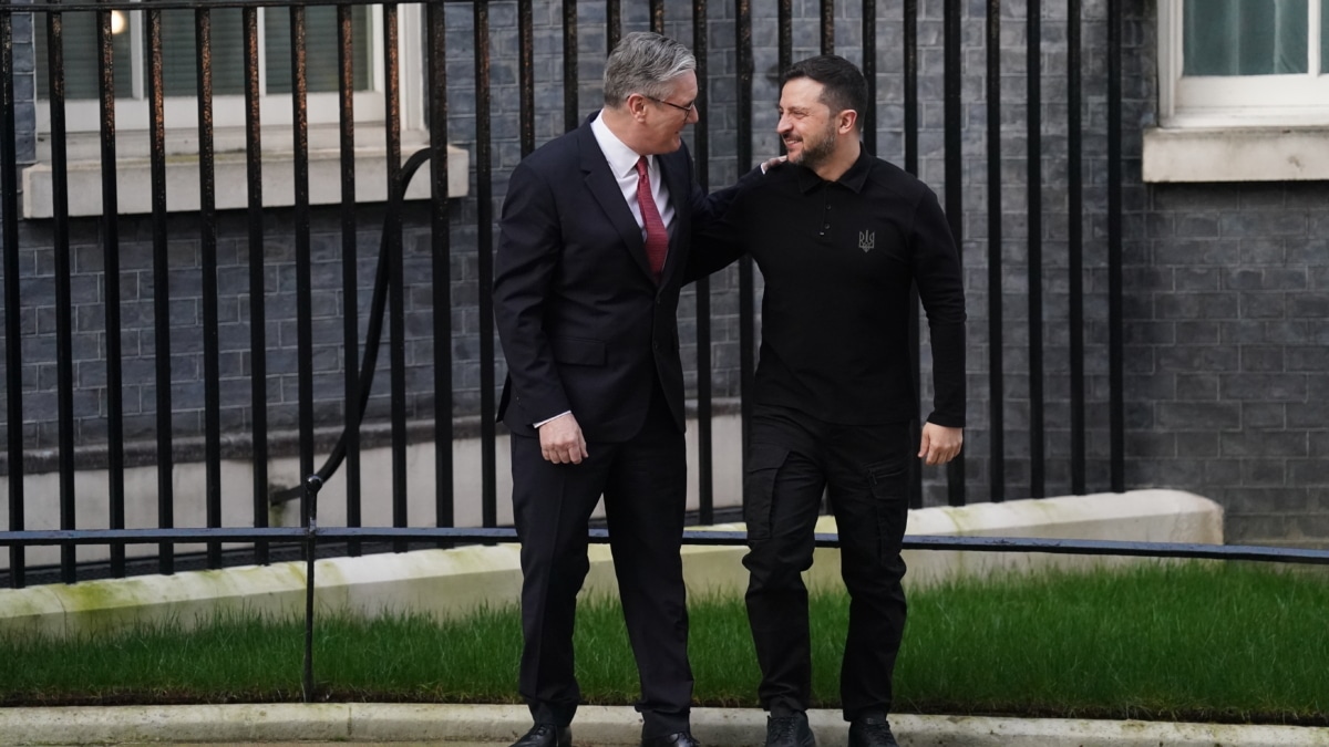 El primer ministro británico, Keir Starmer, recibe al presidente ucraniano, Volodímir Zelenski, en Londres.