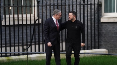 Starmer muestra su respaldo a Zelenski en Londres tras su choque con Trump en la Casa Blanca