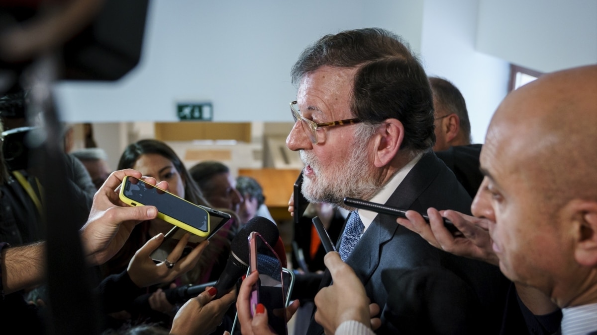 Mariano Rajoy, en el Congreso rodeado de periodistas.