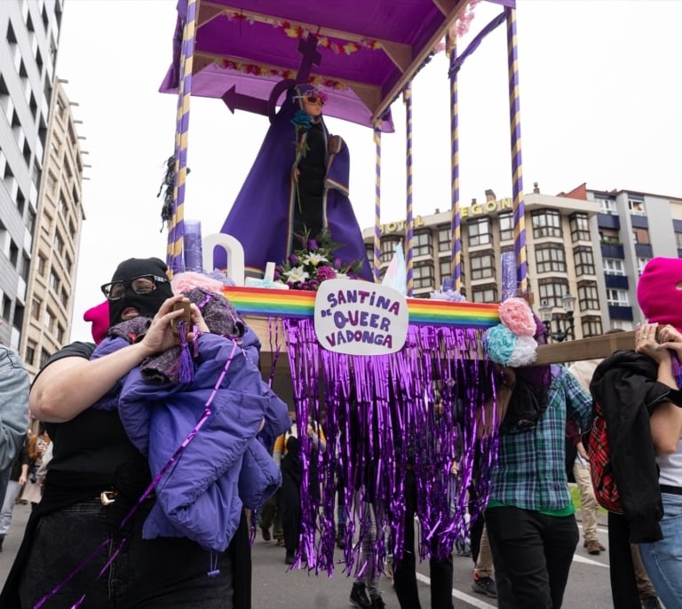 La polémica del 8-M en Gijón con la denuncia por usar la Virgen de Covadonga "con leyendas sacrílegas"