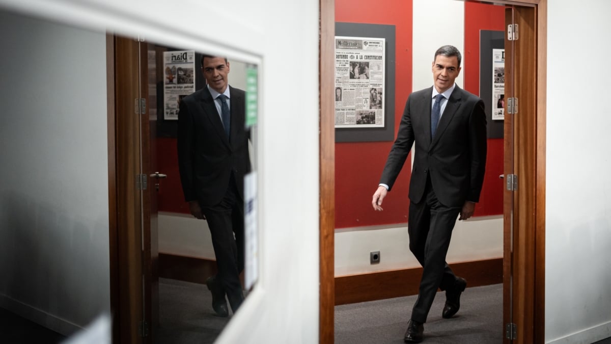 El presidente del Gobierno, Pedro Sánchez, a su llegada a una rueda de prensa posterior a las reuniones con los representantes de los grupos parlamentarios, en La Moncloa, a 13 de marzo de 2025, en Madrid (España). Sánchez ha aplazado concretar los plazos en los que llegará el 2% del PIB en gasto en Defensa a la cumbre de la OTAN que se celebrar en junio, aunque ha garantizado que el aumento no supondrá el recorte en gasto social. Además, ha reafirmado la voluntad de sacar adelante unos nuevos Presupuestos Generales del Estado (PGE) para 2025 en los próximos meses, aunque deja claro que no depende solamente del Gobierno. Diego Radamés / Europa Press 13 MARZO 2025;SÁNCHEZ;RUEDA DE PRENSA;GRUPOS PARLAMENTARIOS;MADRID 13/3/2025