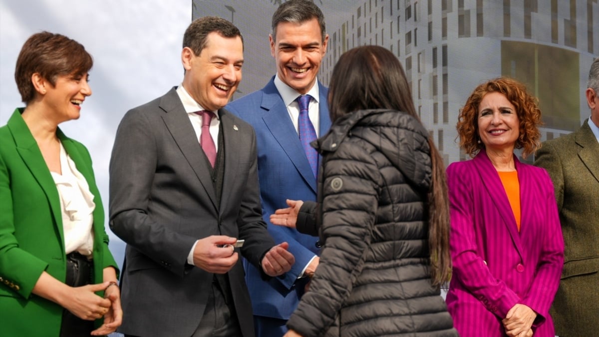 Rodríguez, Moreno, Sánchez y Montero, en una entrega de llaves en Sevilla.