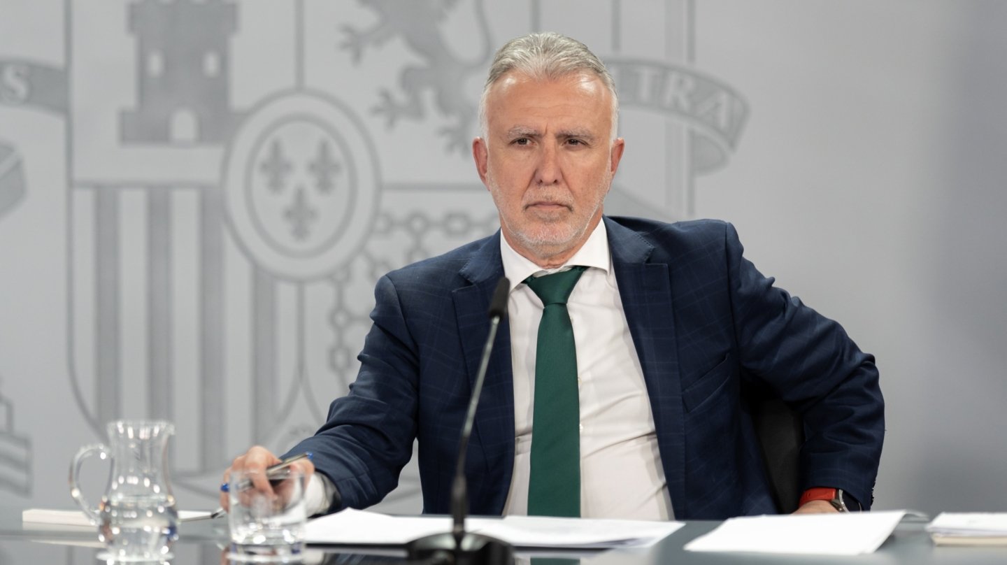 (Foto de ARCHIVO) El ministro de Política Territorial y Memoria Democrática, Ángel Víctor Torres, durante una rueda de prensa posterior al Consejo de Ministros, en el Palacio de La Moncloa, a 18 de marzo de 2025, en Madrid (España). El Gobierno ha cerrado con Junts un acuerdo para reformar el artículo 35 de la Ley de Extranjería para el reparto de menores migrantes, lo que incluiría la distribución de menores que se encuentran ahora en territorios tensionados por la presión migratoria, como es el caso de Canarias, dónde hay 4.000 menores migrantes no acompañados, de los que 20 o 30 irían a Cataluña y 700 a la Comunidad de Madrid. Diego Radamés / Europa Press 18 MARZO 2025;MIGRANTES;LEY EXTRANJERÍA;MIGRANTES 18/3/2025