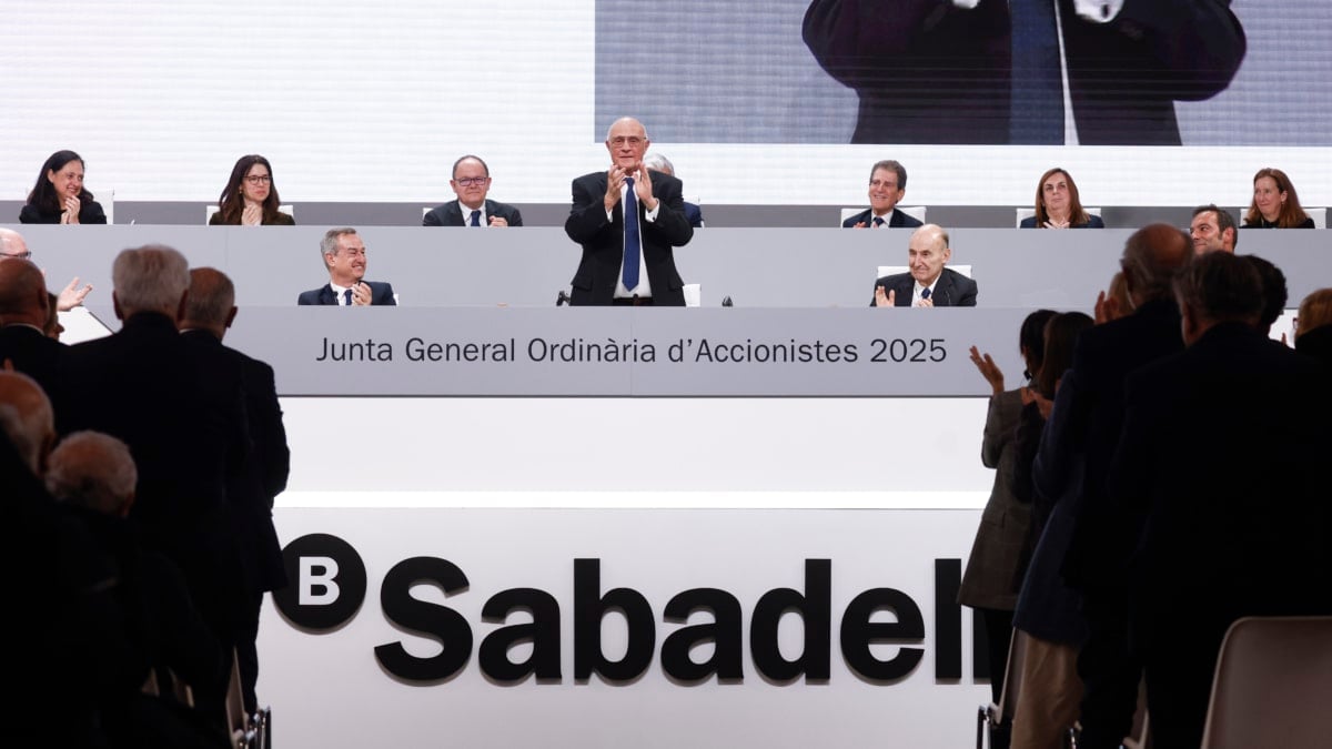 El presidente del Banco Sabadell, Josep Oliu, es aplaudido tras su intervención de la Junta General de Accionistas.