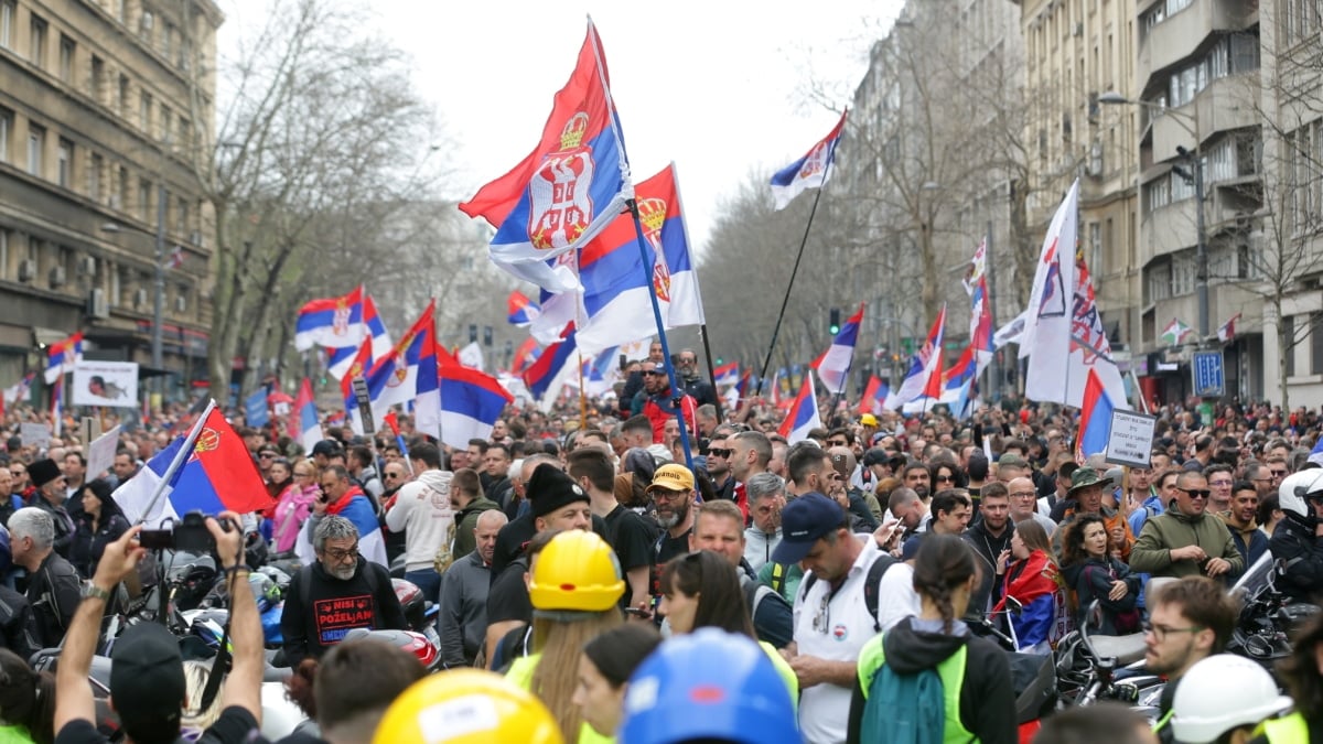 Cientos de miles de personas se manifiestan en Belgrado contra el gobierno serbio y el presidente Vucic