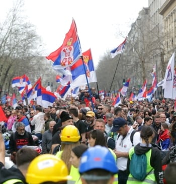 Cientos de miles de personas se manifiestan en Belgrado contra el gobierno [...]