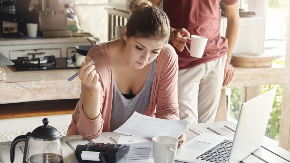 Familia joven haciendo la simulación de la declaración de la renta 2024.