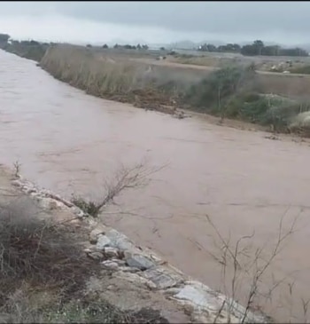 El temporal de lluvia en Murcia deja un desaparecido y varias carreteras [...]