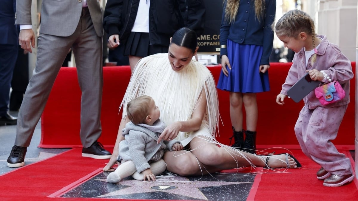 Gal Gadot posa con su familia y su flamante estrella en el Paseo de la Fama.