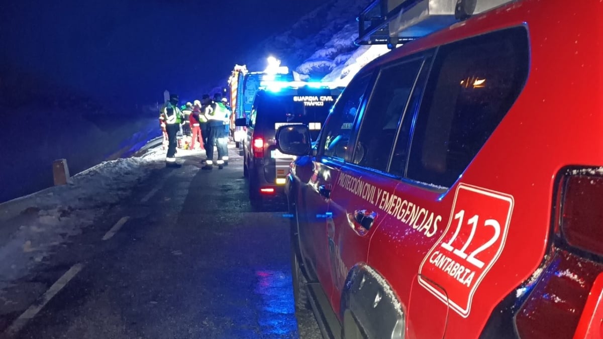 Mueren 4 jóvenes al despeñarse el coche en el que viajaban por una ladera en Cantabria