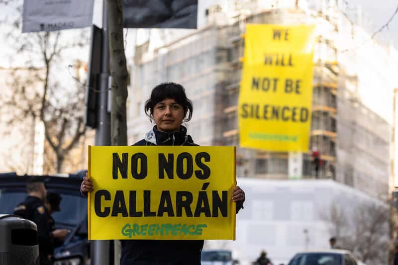 "No nos callarán": Greenpeace España muestra su apoyo tras condenar EEUU a la entidad a pagar 660 millones a una petrolera