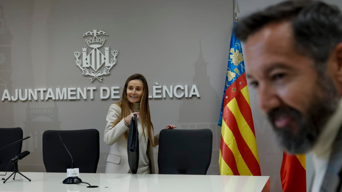 La exconcejala de Vox, Cecilia Herrero, tras explicar su baja voluntaria del partido, y su pareja, Juan Manuel Badenas, expulsado una semana antes