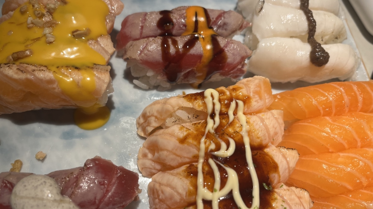 Bandeja de sushis en un restaurante de Madrid.