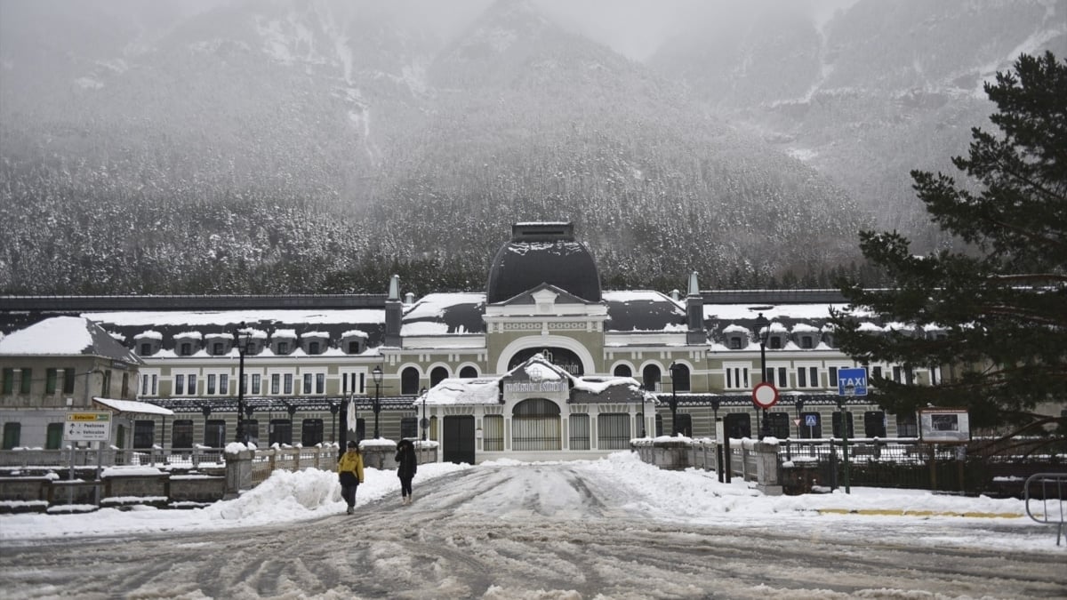 El hotel Canfranc Estación, en Huesca, cubierto de nieve el pasado 30 de enero de 2025.