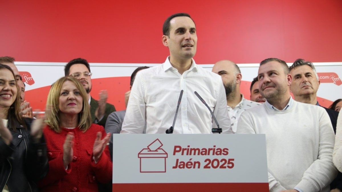 Juan Latorre (c), nuevo secretario general del PSOE de Jaén, celebra su triunfo en las primarias provinciales contra Ángeles Férriz, este 16 de marzo en la sede del partido en Jaén.