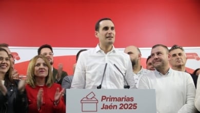 Los candidatos de los aparatos provinciales del PSOE se imponen en Jaén y Cádiz por la mínima y el partido queda dividido en dos