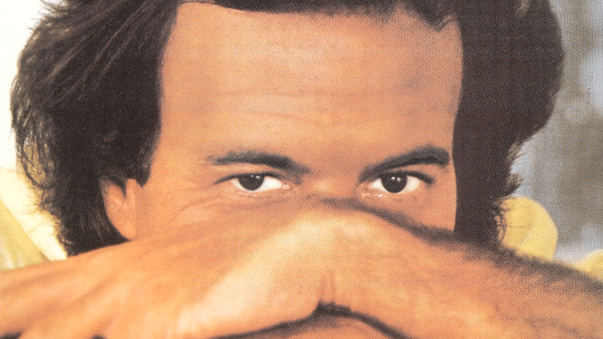 Detalle de la portada del disco 'Momentos' de Julio Iglesias.