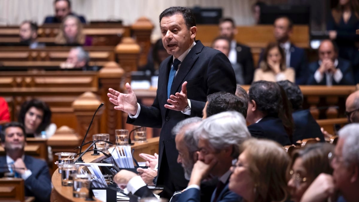 Portuguese Prime Minister Luis Montenegro (C) habla durante la presentación de una moción de confianza en el Parlamento portugués