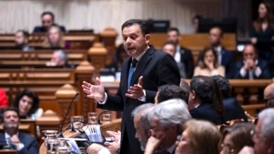 El primer ministro de Portugal pierde la moción de confianza y aboca al país a sus terceras elecciones