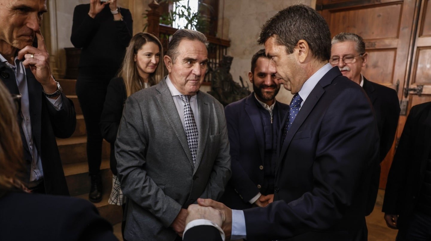 El vicepresidente para la reconstrucción, Francisco José Gan Pampols (izq), y el president de la Generalitat, Carlos Mazón