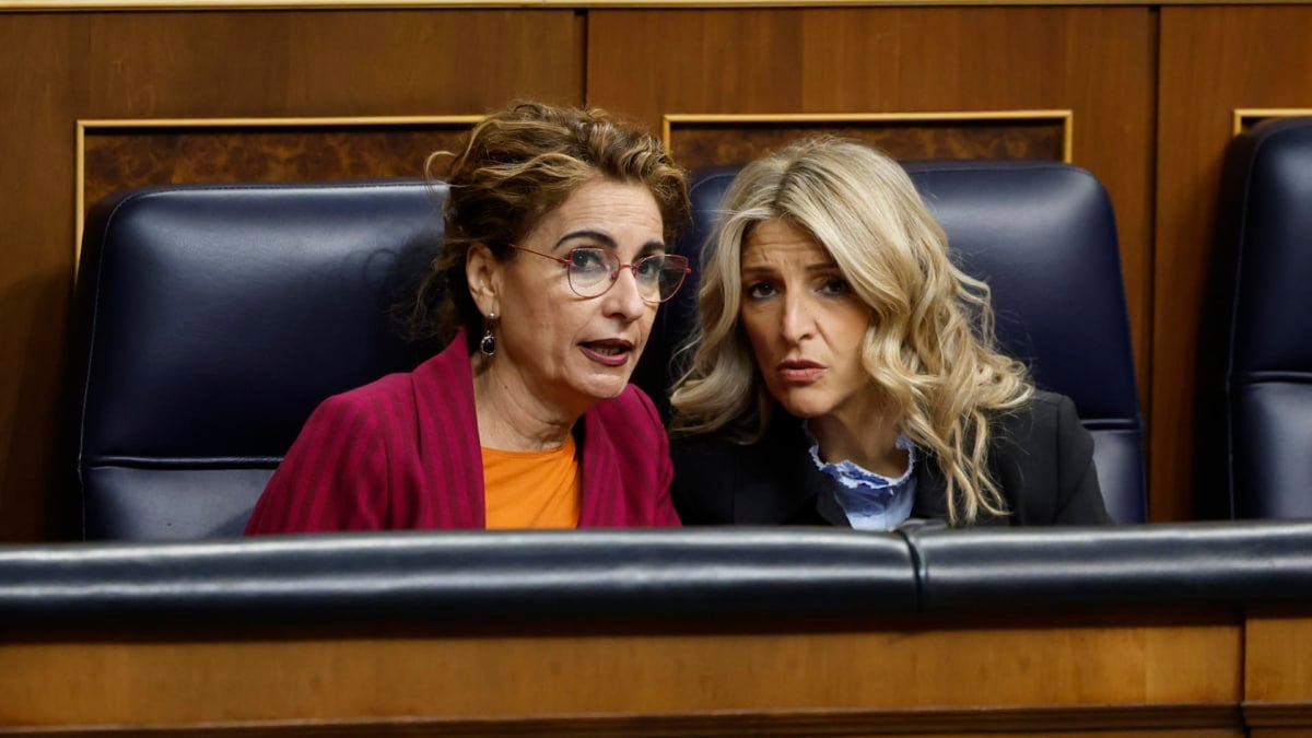 Las vicepresidentas primera y ministra de Hacienda, María Jesús Montero (i) y segunda y titular de Trabajo, Yolanda Díaz, durante el pleno del Congreso que se celebró este jueves