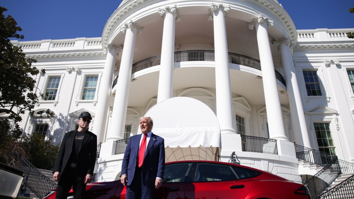 Elon Musk y Donald Trump en la Casa Blanca junto a un Tesla