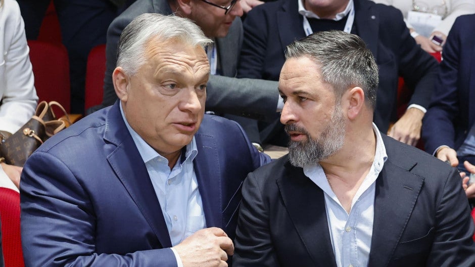 El primer ministro húngaro y líder de Fidesz, Víktor Orbán, y el presidente de Vox, Santiago Abascal, en la cumbre de Patriots en Madrid, el 8 de febrero