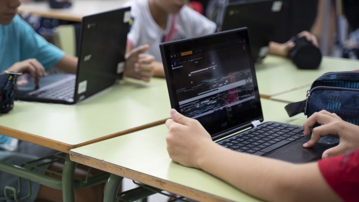 Varios niños usan portátiles en el CEIP El Grau con motivo del inicio del curso escolar, a 12 de septiembre de 2022, en Valencia, Comunidad Valenciana (España).